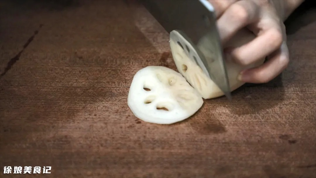 莲藕最有仪式感的做法,加入一个鸡蛋放锅里蒸一蒸,营养又美味,上桌吃光光