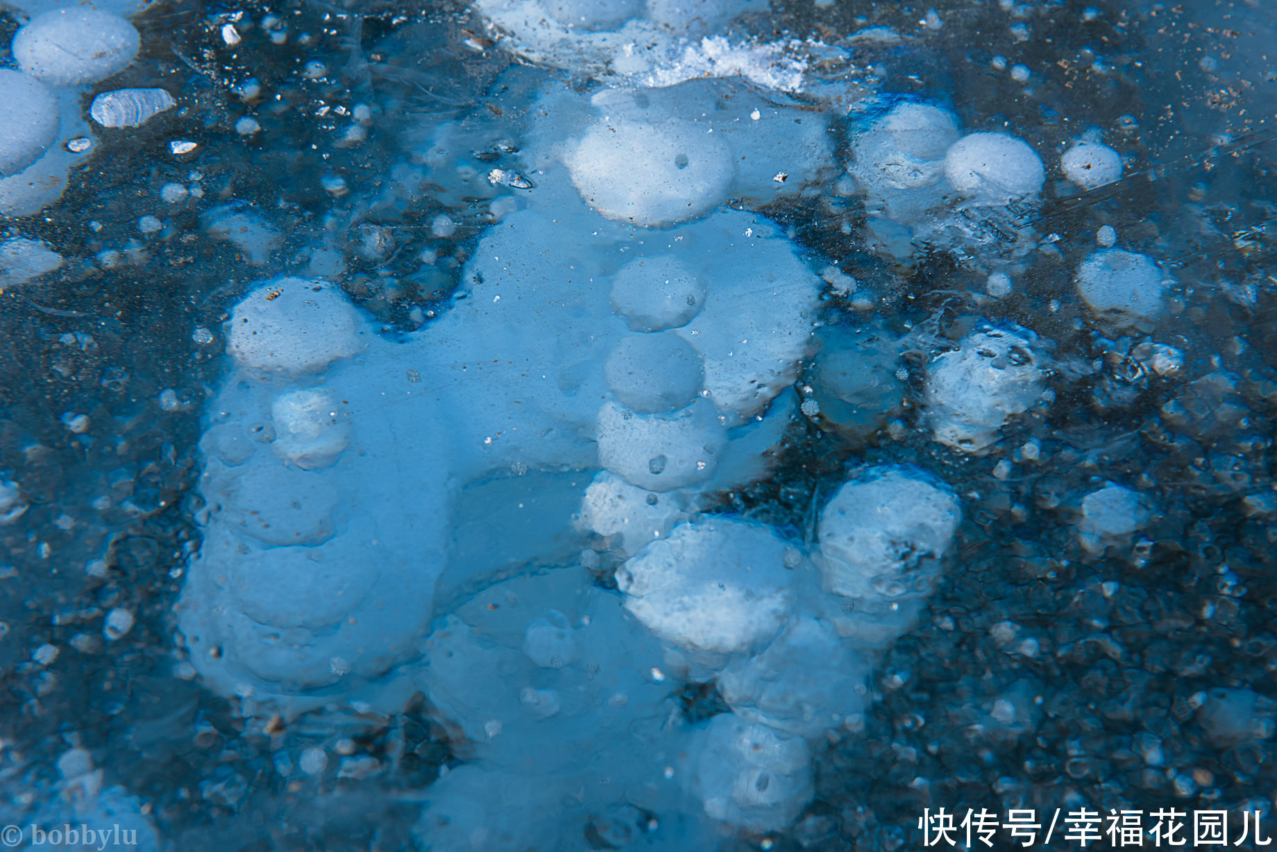 忘忧湖上的蓝冰之旅，感受气泡湖神秘魅力，嗨玩冰雪的玉渡山