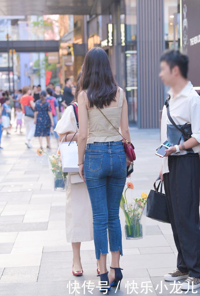  姑娘姐|回绝陈旧见解，牛仔裤也能穿搭出性格感