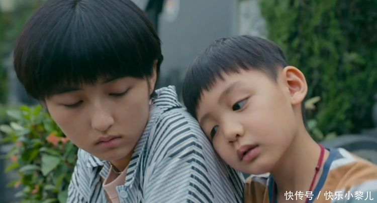 弟弟|两只螃蟹弟弟连蟹腿都分不到,流口水看姐姐吃:全网混得最差二胎