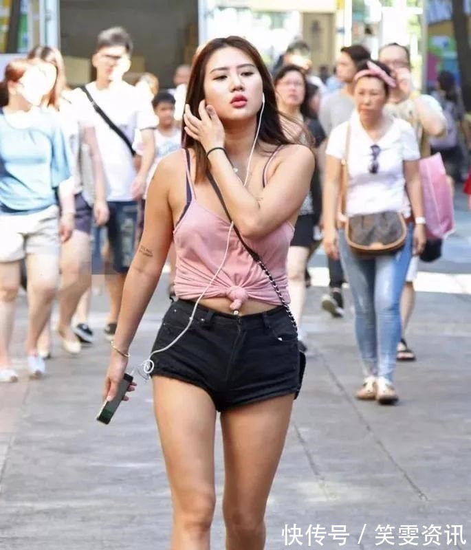 妹纸 微胖的小姐姐身穿牛仔短裤大秀小粗腿, 肥而不腻!