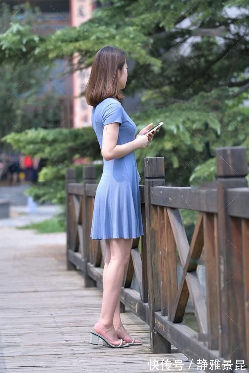 气质|小姐姐穿雾霾蓝连衣裙,温柔典雅有魅力,尽显小女人气质