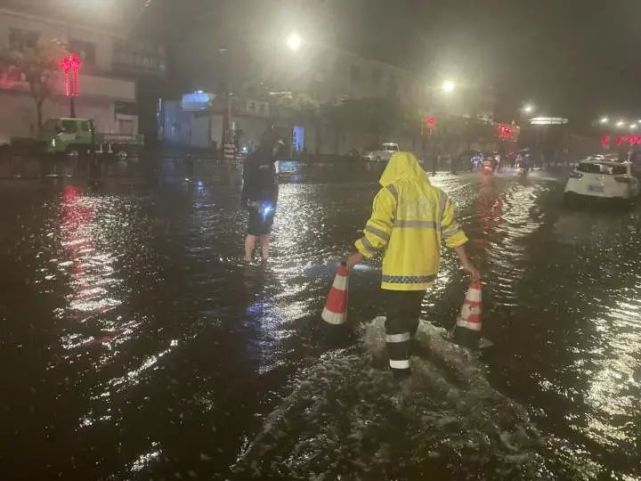 乡镇|昨晚强降雨致湖州多个乡镇积水严重 多地夜晚紧急救援