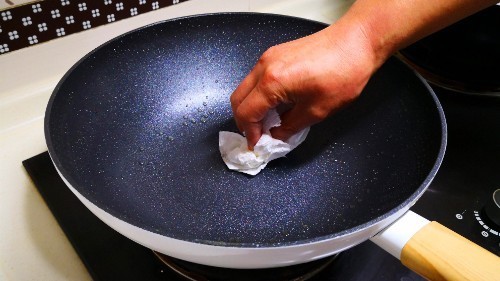 冲洗|原来不粘锅也要开锅和养护，很多人不懂，怪不得越用越粘还掉涂层