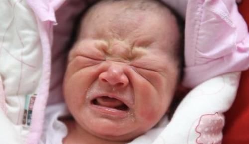 女儿|宝妈晒女儿的出生照和五岁照，相貌差别太大，网友：还好没丢掉