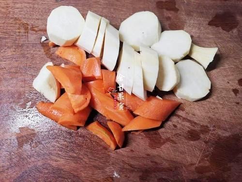 家常|三人午餐,炖一锅家常菜肴,有荤有素有粗粮,连米饭也省下了