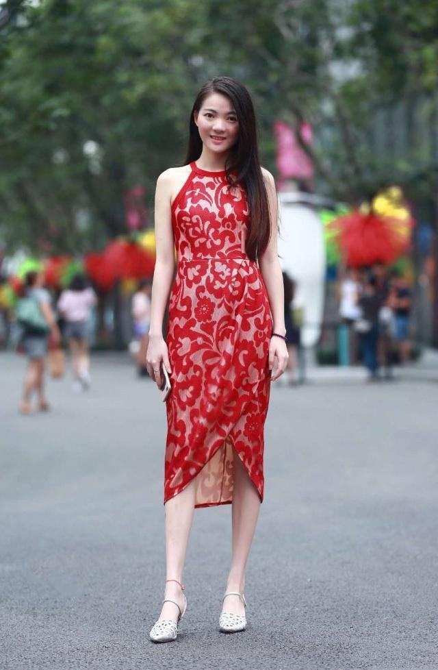 街拍|美女白色上衣搭配黑色开叉长裙,身材柔美多姿,甜美可爱