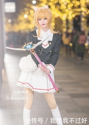 衬衫|路人街拍,小姐姐黑色衬衫搭配白色百褶裙,整体的搭配很酷很有型