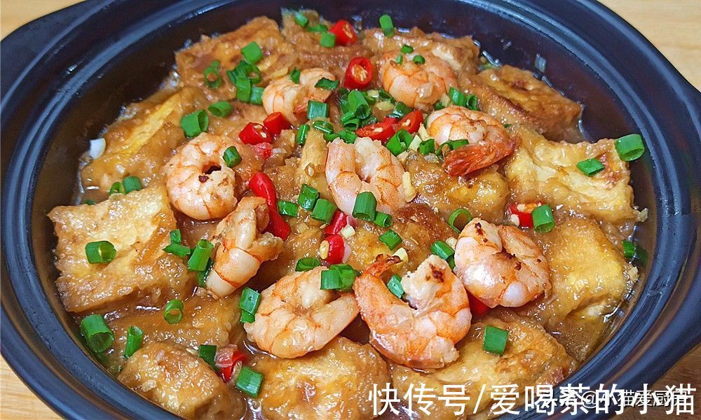 一道用嫩豆腐制作的“虾仁豆腐煲”，特别开胃，比吃火锅还过瘾
