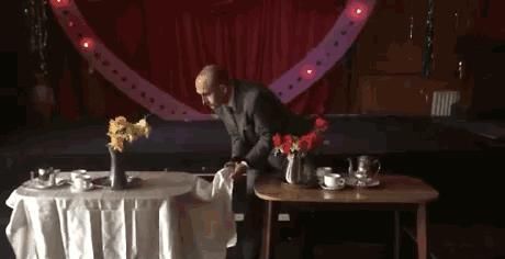 婷婷|【笑话】：霸气女同事婷婷，穿了一件露背装去餐厅