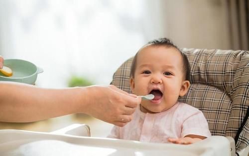 宝宝什么时候可以吃大人饭？3个方面告诉你答案，看完就懂了