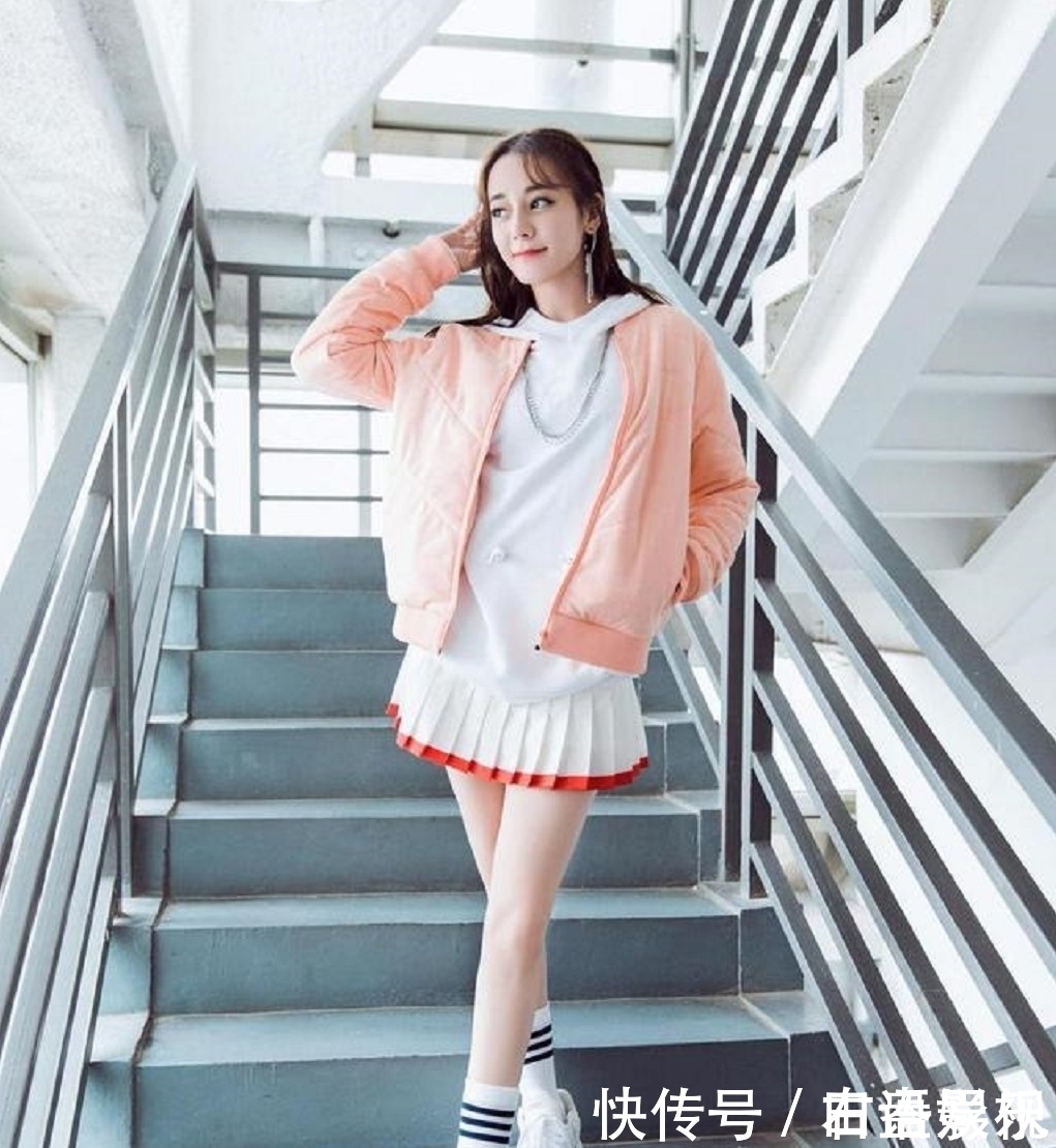 卫衣下面少配打底裤,今春跟着明星学穿搭,时髦气质美到爆
