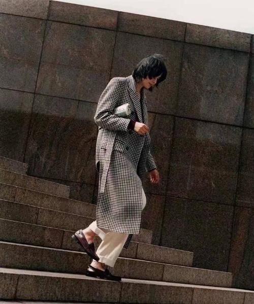 不管穿大衣还是风衣，都别配靴子了，今年这5双鞋更时髦百搭