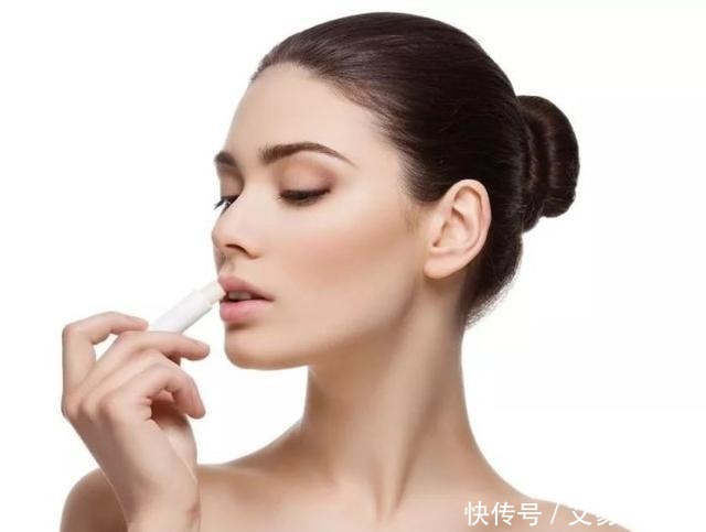 涂口红前需要先涂润唇膏吗?多数人都搞错了,难怪唇色悄悄变深了