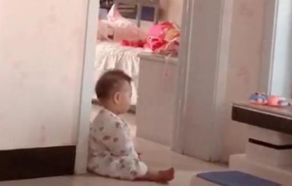 父母|弟弟想和姐姐一起玩,坐在房门口等姐姐醒,这姐弟俩相处得太好了