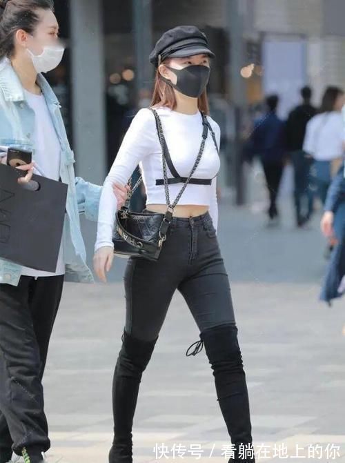 白色 白色性感长袖搭配黑色经典打底裤,满满的女性味道,时尚还是休闲