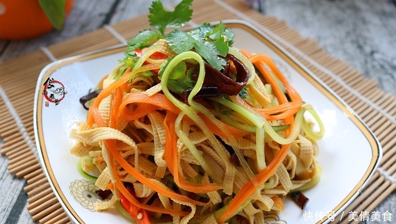 这几样食材搭配,简单又营养,焯一焯拌一拌即可,清理肠道垃圾