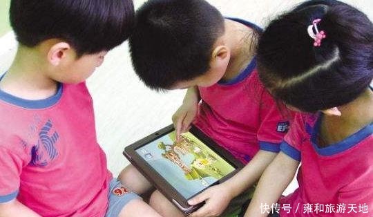 独自|妈妈在旁边睡觉,“萌娃”独自看电视,最后的小表情“亮”了