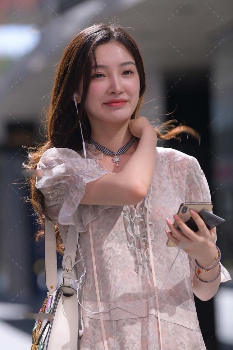 修身长裙 深灰色修身长裙,上身舒适,时尚大气