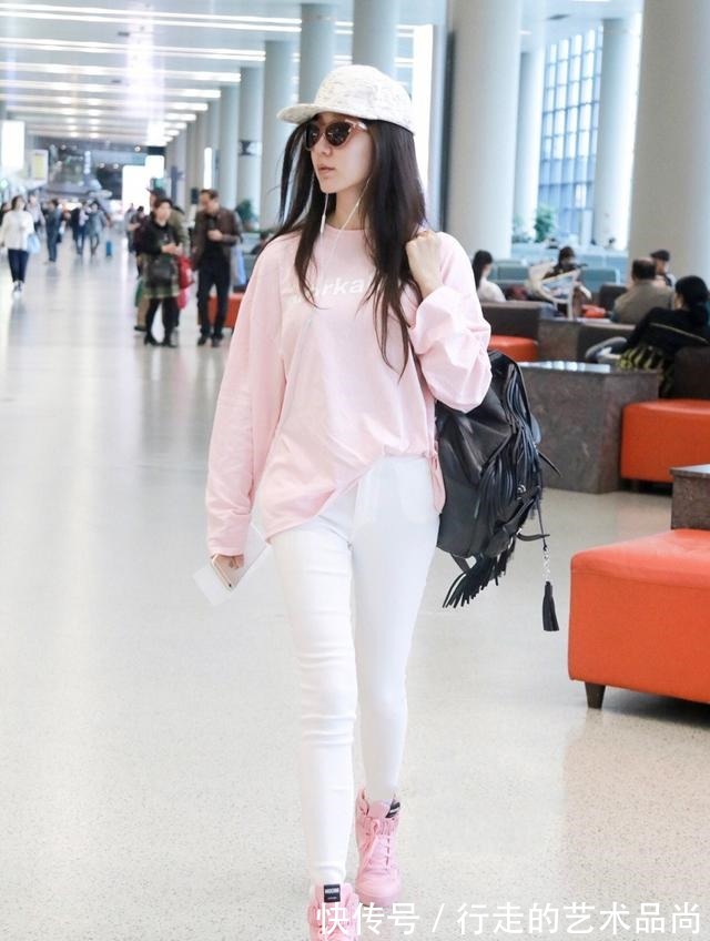 张天爱|针织衫已经过时了，现在流行穿这种“初恋衣”，温柔减龄又百搭！