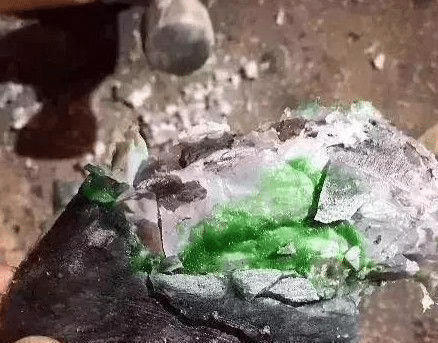 刀片|200多万的翡翠原石,切割时刀片突然断裂,里面充满了钢珠和螺丝钉!