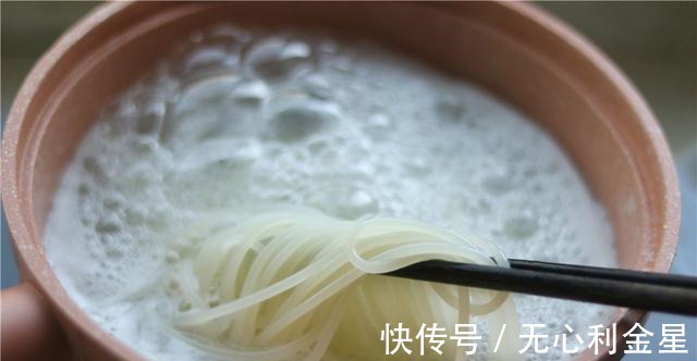 天气转冷，最爱这懒人饭，热乎乎一锅出，好吃又过瘾！