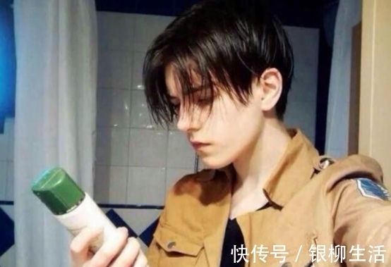 男子|男子漫展不穿衣，声称在cos《进击的巨人》，coser都是这样的吗？