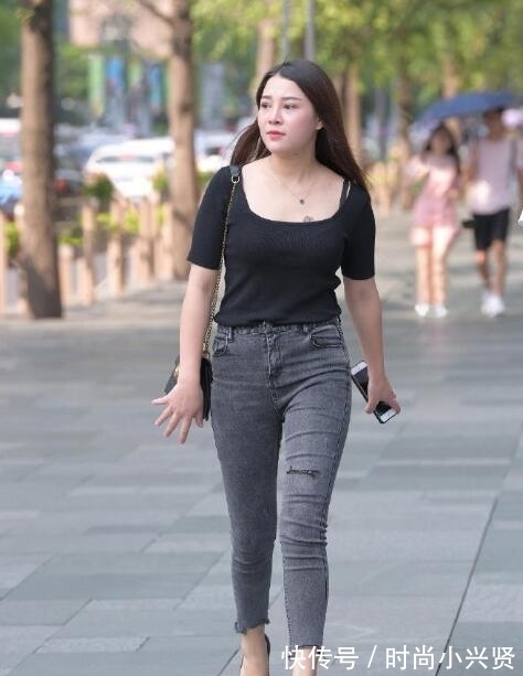 女孩 微胖女孩耐看的牛仔裤,展现出青春该有的活力