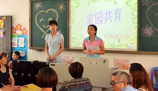 宝妈|妈妈穿新衣被老师请出家长会,看清上面的字,网友:没文化真可怕