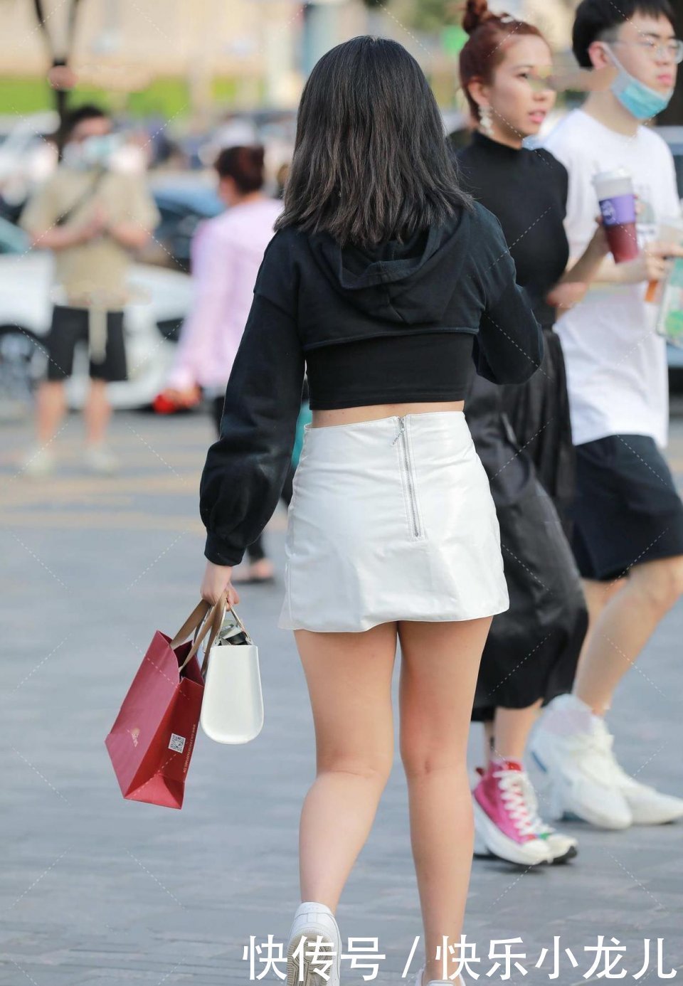 前卫|果然30岁以后的女人才叫女人,太有气质了,好想过去帮她拿外套