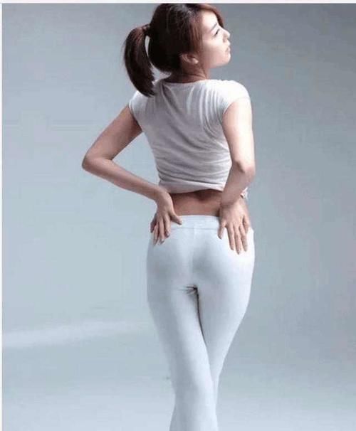 小姐姐穿紧身裤，突显曼妙有致的身材，展现女性无限魅力!