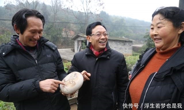 湖北宜都:奇石之家的牛气女大力士,从河中挑500吨奇石卖台湾
