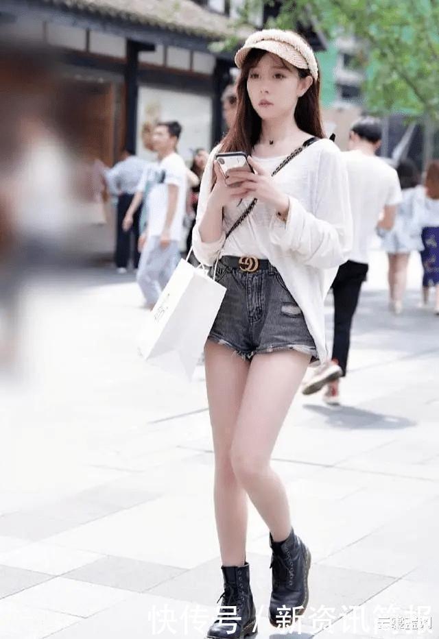 身材苗条就是可以肆意温柔,牛仔短裤配T恤衫演绎的小家碧玉之美