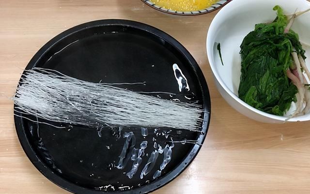 玉米面不要做馒头了,加上这种蔬菜,教你做菜团子,薄皮大馅真香