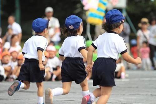 孩子|为防幼儿园老师探查家庭情况，宝妈剪掉孩子衣服标签，有必要吗？