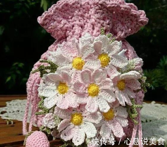 包包$55款超美的钩花包包,只要会钩不同的花,拼缝在一起,就能做出