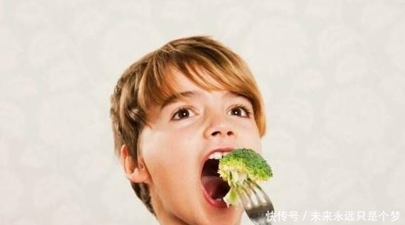 乳牙|6岁女儿长出双排牙能拔吗?医生说出原因后,妈妈:不该这样喂你