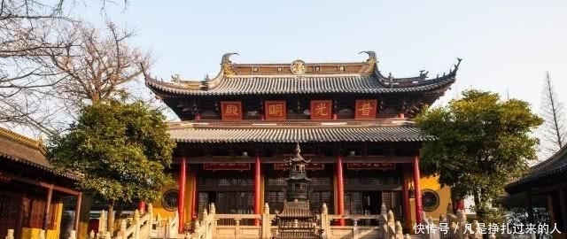 下跪|皇帝去寺庙拜佛，问：朕是否需要下跪？老住持1句话救了全寺性命！