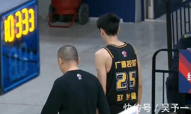 cbCBA爆发冲突!广厦遭打击,赵岩昊被驱逐离场,主帅王博黑脸