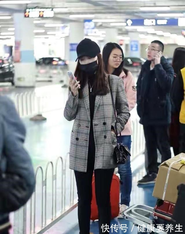 方媛 方媛的衣品也太好了吧,格纹西装搭配骑士靴潇洒帅气,时髦大气!