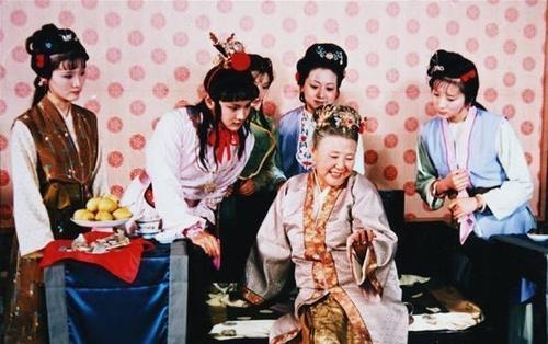 杏树@林黛玉住处窗纱旧了,贾母凭啥责备王夫人?王熙凤的反应才是经典