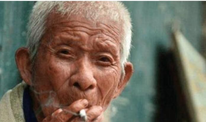 运动|105岁老人抽烟喝酒不运动,他说长寿做4件事,不做1件事