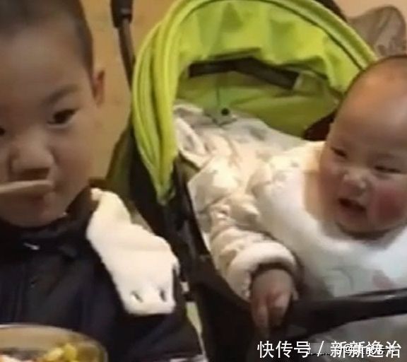 饭碗|7个月的宝宝看到哥哥吃饭,馋得快要流口水,小“表情帝”诞生了