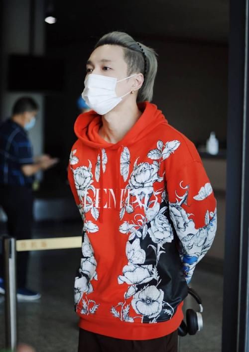 张艺兴|《向往的生活》曝光张艺兴素颜照，素人距离明星只差一个包装？