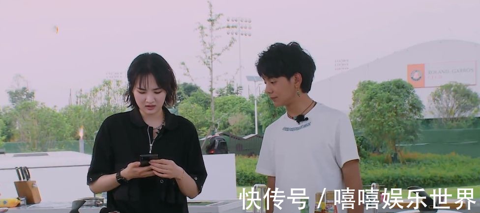 真性情|黄晓明起立敬酒，宁静却坐着，别让真性情成为没礼貌的“保护罩”