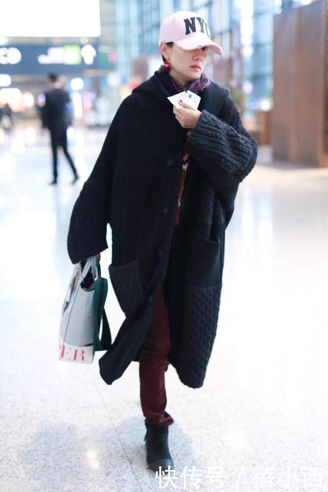 围巾|马伊琍的机场穿搭才叫时髦,一身撞色混搭超减龄,紫色围巾显气质