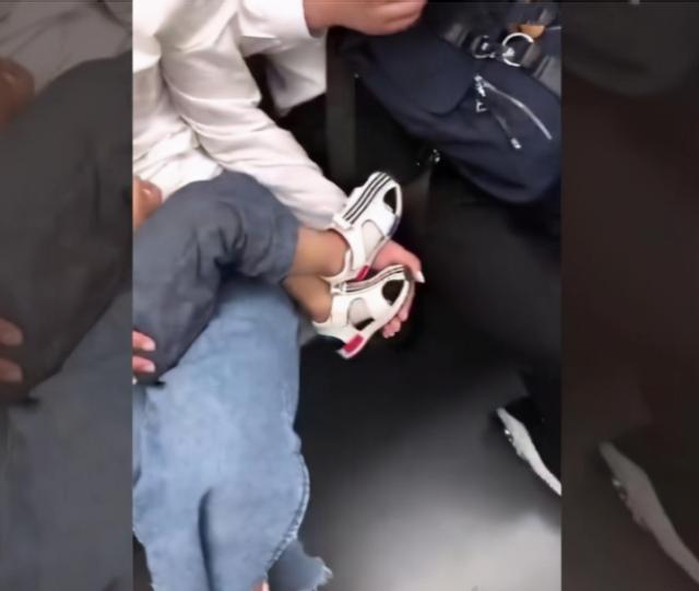 礼貌|宝妈坐地铁抱娃姿势火了,网友:教养无关贫富,体现在细节上