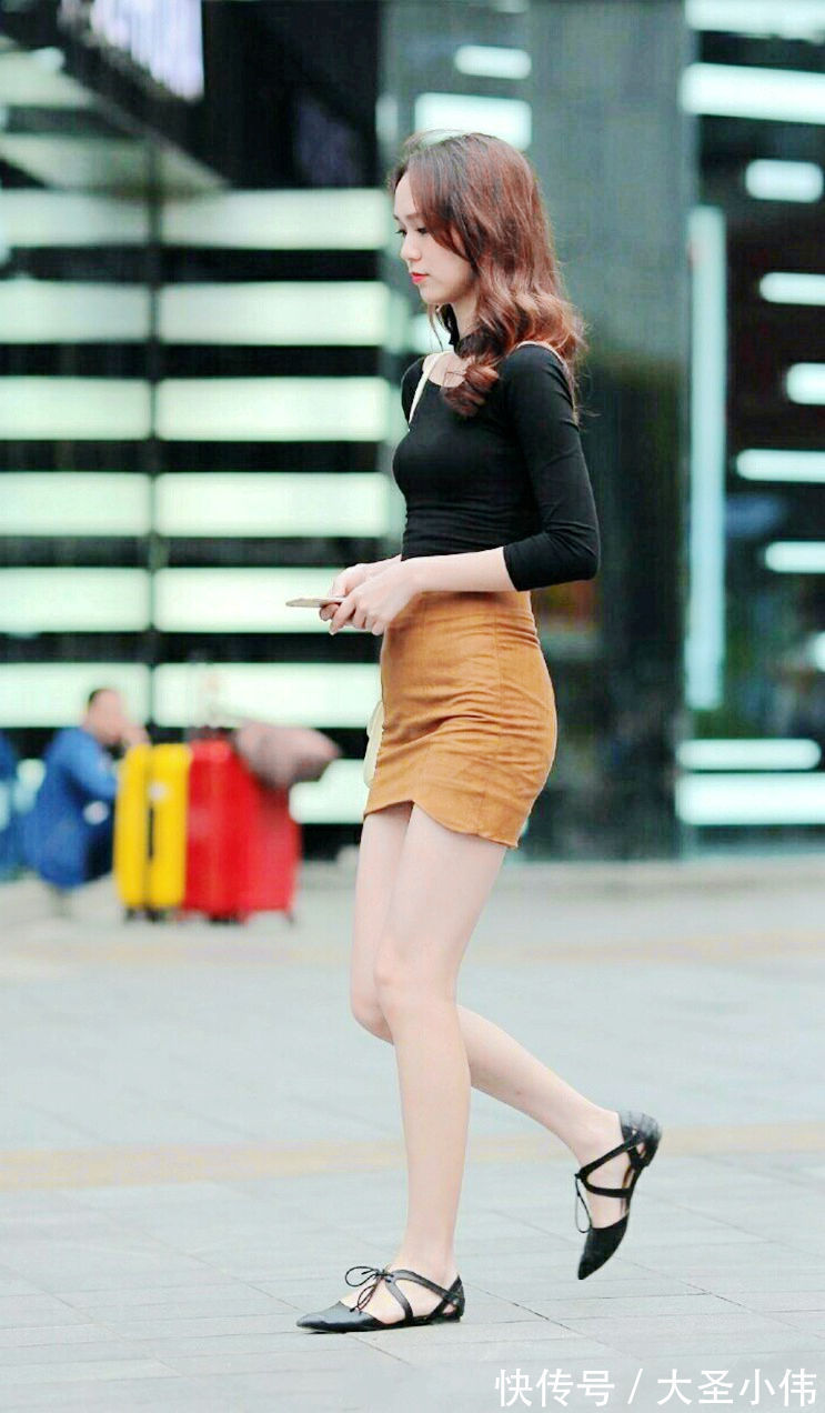 美女|美女街拍:黑色体恤搭配姜黄的包臀裙,把身材很好表现出来