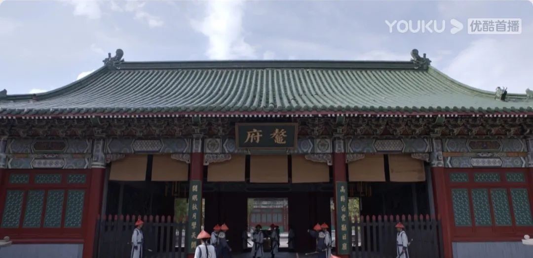 到底|鳌拜家大门上挂的匾额,到底写的是什么?