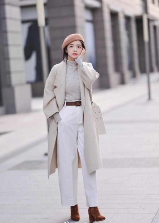 小个子 放弃打底裤吧,潮人更喜欢“大衣+小白裤”,清爽时髦显腿长!